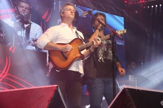 
<a style='margin-left: 5px;' class='btn btn-xs btn-social btn-facebook' href='https://www.facebook.com/sharer/sharer.php?u=https://galeramix.s01.web.getmuller.com.br/imagem/a17/800-800-90/conteudo/site_galerias/17/victor-e-leo-petry-132.jpg' rel='popup' data-width='500' data-height='400'><i class='fa fa-facebook'></i>Compartilhar <span class='hidden-xs'>no Facebook</span>
</a> 
<a class='btn btn-default btn-xs' target='_blank' href='imagem/a17/800-800-90/conteudo/site_galerias/17/victor-e-leo-petry-132.jpg'>
<span class='glyphicon glyphicon-cloud-download'></span> Salvar
</a>
