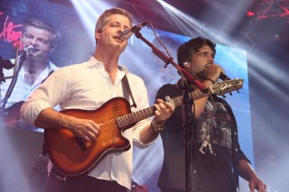 
<a style='margin-left: 5px;' class='btn btn-xs btn-social btn-facebook' href='https://www.facebook.com/sharer/sharer.php?u=https://galeramix.s01.web.getmuller.com.br/imagem/a17/800-800-90/conteudo/site_galerias/17/victor-e-leo-petry-1_1.jpg' rel='popup' data-width='500' data-height='400'><i class='fa fa-facebook'></i>Compartilhar <span class='hidden-xs'>no Facebook</span>
</a> 
<a class='btn btn-default btn-xs' target='_blank' href='imagem/a17/800-800-90/conteudo/site_galerias/17/victor-e-leo-petry-1_1.jpg'>
<span class='glyphicon glyphicon-cloud-download'></span> Salvar
</a>
