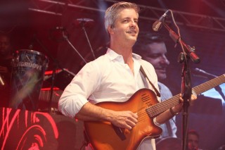 
<a style='margin-left: 5px;' class='btn btn-xs btn-social btn-facebook' href='https://www.facebook.com/sharer/sharer.php?u=https://galeramix.s01.web.getmuller.com.br/imagem/a17/800-800-90/conteudo/site_galerias/17/victor-e-leo-petry-2.jpg' rel='popup' data-width='500' data-height='400'><i class='fa fa-facebook'></i>Compartilhar <span class='hidden-xs'>no Facebook</span>
</a> 
<a class='btn btn-default btn-xs' target='_blank' href='imagem/a17/800-800-90/conteudo/site_galerias/17/victor-e-leo-petry-2.jpg'>
<span class='glyphicon glyphicon-cloud-download'></span> Salvar
</a>
