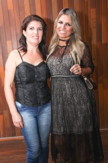 
<a style='margin-left: 5px;' class='btn btn-xs btn-social btn-facebook' href='https://www.facebook.com/sharer/sharer.php?u=https://galeramix.s01.web.getmuller.com.br/imagem/a17/800-800-90/conteudo/site_galerias/17/victor-e-leo-petry-74.jpg' rel='popup' data-width='500' data-height='400'><i class='fa fa-facebook'></i>Compartilhar <span class='hidden-xs'>no Facebook</span>
</a> 
<a class='btn btn-default btn-xs' target='_blank' href='imagem/a17/800-800-90/conteudo/site_galerias/17/victor-e-leo-petry-74.jpg'>
<span class='glyphicon glyphicon-cloud-download'></span> Salvar
</a>
