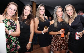 
<a style='margin-left: 5px;' class='btn btn-xs btn-social btn-facebook' href='https://www.facebook.com/sharer/sharer.php?u=https://galeramix.s01.web.getmuller.com.br/imagem/a17/800-800-90/conteudo/site_galerias/17/victor-e-leo-petry-75.jpg' rel='popup' data-width='500' data-height='400'><i class='fa fa-facebook'></i>Compartilhar <span class='hidden-xs'>no Facebook</span>
</a> 
<a class='btn btn-default btn-xs' target='_blank' href='imagem/a17/800-800-90/conteudo/site_galerias/17/victor-e-leo-petry-75.jpg'>
<span class='glyphicon glyphicon-cloud-download'></span> Salvar
</a>
