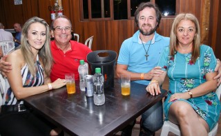 
<a style='margin-left: 5px;' class='btn btn-xs btn-social btn-facebook' href='https://www.facebook.com/sharer/sharer.php?u=https://galeramix.s01.web.getmuller.com.br/imagem/a17/800-800-90/conteudo/site_galerias/17/victor-e-leo-petry-98.jpg' rel='popup' data-width='500' data-height='400'><i class='fa fa-facebook'></i>Compartilhar <span class='hidden-xs'>no Facebook</span>
</a> 
<a class='btn btn-default btn-xs' target='_blank' href='imagem/a17/800-800-90/conteudo/site_galerias/17/victor-e-leo-petry-98.jpg'>
<span class='glyphicon glyphicon-cloud-download'></span> Salvar
</a>
