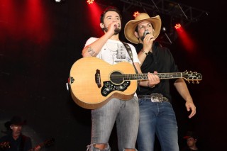 
                                    <a style='margin-left: 5px;' class='btn btn-xs btn-social btn-facebook' href='https://www.facebook.com/sharer/sharer.php?u=https://galeramix.s01.web.getmuller.com.br/imagem/a23/800-800-90/conteudo/site_galerias/23/1-capa.jpg' rel='popup' data-width='500' data-height='400'><i class='fa fa-facebook'></i>Compartilhar <span class='hidden-xs'>no Facebook</span>
                                </a> 
                                <a class='btn btn-default btn-xs' target='_blank' href='imagem/a23/800-800-90/conteudo/site_galerias/23/1-capa.jpg'>
                                    <span class='glyphicon glyphicon-cloud-download'></span> Salvar
                                </a>
                                