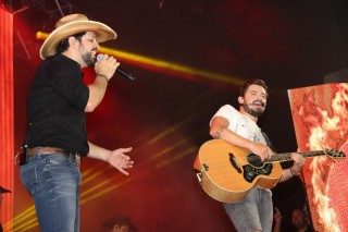 
                                <a style='margin-left: 5px;' class='btn btn-xs btn-social btn-facebook' href='https://www.facebook.com/sharer/sharer.php?u=https://galeramix.s01.web.getmuller.com.br/imagem/a23/800-800-90/conteudo/site_galerias/23/fernando-e-sorocaba-petry-galera-mix-10.jpg' rel='popup' data-width='500' data-height='400'><i class='fa fa-facebook'></i>Compartilhar <span class='hidden-xs'>no Facebook</span>
                            </a> 
                            <a class='btn btn-default btn-xs' target='_blank' href='imagem/a23/800-800-90/conteudo/site_galerias/23/fernando-e-sorocaba-petry-galera-mix-10.jpg'>
                                <span class='glyphicon glyphicon-cloud-download'></span> Salvar
                            </a>
                            