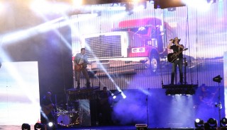 
                    <a style='margin-left: 5px;' class='btn btn-xs btn-social btn-facebook' href='https://www.facebook.com/sharer/sharer.php?u=https://galeramix.s01.web.getmuller.com.br/imagem/a23/800-800-90/conteudo/site_galerias/23/fernando-e-sorocaba-petry-galera-mix-102.jpg' rel='popup' data-width='500' data-height='400'><i class='fa fa-facebook'></i>Compartilhar <span class='hidden-xs'>no Facebook</span>
                </a> 
                <a class='btn btn-default btn-xs' target='_blank' href='imagem/a23/800-800-90/conteudo/site_galerias/23/fernando-e-sorocaba-petry-galera-mix-102.jpg'>
                    <span class='glyphicon glyphicon-cloud-download'></span> Salvar
                </a>
                