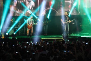 
                <a style='margin-left: 5px;' class='btn btn-xs btn-social btn-facebook' href='https://www.facebook.com/sharer/sharer.php?u=https://galeramix.s01.web.getmuller.com.br/imagem/a23/800-800-90/conteudo/site_galerias/23/fernando-e-sorocaba-petry-galera-mix-103.jpg' rel='popup' data-width='500' data-height='400'><i class='fa fa-facebook'></i>Compartilhar <span class='hidden-xs'>no Facebook</span>
            </a> 
            <a class='btn btn-default btn-xs' target='_blank' href='imagem/a23/800-800-90/conteudo/site_galerias/23/fernando-e-sorocaba-petry-galera-mix-103.jpg'>
                <span class='glyphicon glyphicon-cloud-download'></span> Salvar
            </a>
            