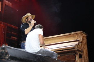 
        <a style='margin-left: 5px;' class='btn btn-xs btn-social btn-facebook' href='https://www.facebook.com/sharer/sharer.php?u=https://galeramix.s01.web.getmuller.com.br/imagem/a23/800-800-90/conteudo/site_galerias/23/fernando-e-sorocaba-petry-galera-mix-105.jpg' rel='popup' data-width='500' data-height='400'><i class='fa fa-facebook'></i>Compartilhar <span class='hidden-xs'>no Facebook</span>
    </a> 
    <a class='btn btn-default btn-xs' target='_blank' href='imagem/a23/800-800-90/conteudo/site_galerias/23/fernando-e-sorocaba-petry-galera-mix-105.jpg'>
        <span class='glyphicon glyphicon-cloud-download'></span> Salvar
    </a>
    