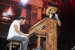 
    <a style='margin-left: 5px;' class='btn btn-xs btn-social btn-facebook' href='https://www.facebook.com/sharer/sharer.php?u=https://galeramix.s01.web.getmuller.com.br/imagem/a23/800-800-90/conteudo/site_galerias/23/fernando-e-sorocaba-petry-galera-mix-106.jpg' rel='popup' data-width='500' data-height='400'><i class='fa fa-facebook'></i>Compartilhar <span class='hidden-xs'>no Facebook</span>
</a> 
<a class='btn btn-default btn-xs' target='_blank' href='imagem/a23/800-800-90/conteudo/site_galerias/23/fernando-e-sorocaba-petry-galera-mix-106.jpg'>
    <span class='glyphicon glyphicon-cloud-download'></span> Salvar
</a>
