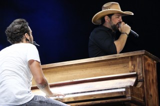 
<a style='margin-left: 5px;' class='btn btn-xs btn-social btn-facebook' href='https://www.facebook.com/sharer/sharer.php?u=https://galeramix.s01.web.getmuller.com.br/imagem/a23/800-800-90/conteudo/site_galerias/23/fernando-e-sorocaba-petry-galera-mix-111.jpg' rel='popup' data-width='500' data-height='400'><i class='fa fa-facebook'></i>Compartilhar <span class='hidden-xs'>no Facebook</span>
</a> 
<a class='btn btn-default btn-xs' target='_blank' href='imagem/a23/800-800-90/conteudo/site_galerias/23/fernando-e-sorocaba-petry-galera-mix-111.jpg'>
<span class='glyphicon glyphicon-cloud-download'></span> Salvar
</a>
