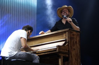 
<a style='margin-left: 5px;' class='btn btn-xs btn-social btn-facebook' href='https://www.facebook.com/sharer/sharer.php?u=https://galeramix.s01.web.getmuller.com.br/imagem/a23/800-800-90/conteudo/site_galerias/23/fernando-e-sorocaba-petry-galera-mix-115.jpg' rel='popup' data-width='500' data-height='400'><i class='fa fa-facebook'></i>Compartilhar <span class='hidden-xs'>no Facebook</span>
</a> 
<a class='btn btn-default btn-xs' target='_blank' href='imagem/a23/800-800-90/conteudo/site_galerias/23/fernando-e-sorocaba-petry-galera-mix-115.jpg'>
<span class='glyphicon glyphicon-cloud-download'></span> Salvar
</a>
