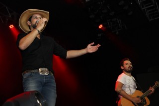 
<a style='margin-left: 5px;' class='btn btn-xs btn-social btn-facebook' href='https://www.facebook.com/sharer/sharer.php?u=https://galeramix.s01.web.getmuller.com.br/imagem/a23/800-800-90/conteudo/site_galerias/23/fernando-e-sorocaba-petry-galera-mix-116.jpg' rel='popup' data-width='500' data-height='400'><i class='fa fa-facebook'></i>Compartilhar <span class='hidden-xs'>no Facebook</span>
</a> 
<a class='btn btn-default btn-xs' target='_blank' href='imagem/a23/800-800-90/conteudo/site_galerias/23/fernando-e-sorocaba-petry-galera-mix-116.jpg'>
<span class='glyphicon glyphicon-cloud-download'></span> Salvar
</a>
