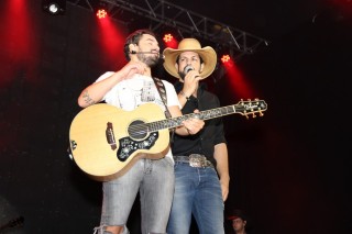 
<a style='margin-left: 5px;' class='btn btn-xs btn-social btn-facebook' href='https://www.facebook.com/sharer/sharer.php?u=https://galeramix.s01.web.getmuller.com.br/imagem/a23/800-800-90/conteudo/site_galerias/23/fernando-e-sorocaba-petry-galera-mix-117.jpg' rel='popup' data-width='500' data-height='400'><i class='fa fa-facebook'></i>Compartilhar <span class='hidden-xs'>no Facebook</span>
</a> 
<a class='btn btn-default btn-xs' target='_blank' href='imagem/a23/800-800-90/conteudo/site_galerias/23/fernando-e-sorocaba-petry-galera-mix-117.jpg'>
<span class='glyphicon glyphicon-cloud-download'></span> Salvar
</a>
