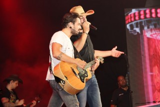 
<a style='margin-left: 5px;' class='btn btn-xs btn-social btn-facebook' href='https://www.facebook.com/sharer/sharer.php?u=https://galeramix.s01.web.getmuller.com.br/imagem/a23/800-800-90/conteudo/site_galerias/23/fernando-e-sorocaba-petry-galera-mix-16.jpg' rel='popup' data-width='500' data-height='400'><i class='fa fa-facebook'></i>Compartilhar <span class='hidden-xs'>no Facebook</span>
</a> 
<a class='btn btn-default btn-xs' target='_blank' href='imagem/a23/800-800-90/conteudo/site_galerias/23/fernando-e-sorocaba-petry-galera-mix-16.jpg'>
<span class='glyphicon glyphicon-cloud-download'></span> Salvar
</a>
