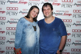 
<a style='margin-left: 5px;' class='btn btn-xs btn-social btn-facebook' href='https://www.facebook.com/sharer/sharer.php?u=https://galeramix.s01.web.getmuller.com.br/imagem/a23/800-800-90/conteudo/site_galerias/23/fernando-e-sorocaba-petry-galera-mix-22.jpg' rel='popup' data-width='500' data-height='400'><i class='fa fa-facebook'></i>Compartilhar <span class='hidden-xs'>no Facebook</span>
</a> 
<a class='btn btn-default btn-xs' target='_blank' href='imagem/a23/800-800-90/conteudo/site_galerias/23/fernando-e-sorocaba-petry-galera-mix-22.jpg'>
<span class='glyphicon glyphicon-cloud-download'></span> Salvar
</a>
