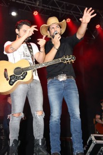 
<a style='margin-left: 5px;' class='btn btn-xs btn-social btn-facebook' href='https://www.facebook.com/sharer/sharer.php?u=https://galeramix.s01.web.getmuller.com.br/imagem/a23/800-800-90/conteudo/site_galerias/23/fernando-e-sorocaba-petry-galera-mix-3.jpg' rel='popup' data-width='500' data-height='400'><i class='fa fa-facebook'></i>Compartilhar <span class='hidden-xs'>no Facebook</span>
</a> 
<a class='btn btn-default btn-xs' target='_blank' href='imagem/a23/800-800-90/conteudo/site_galerias/23/fernando-e-sorocaba-petry-galera-mix-3.jpg'>
<span class='glyphicon glyphicon-cloud-download'></span> Salvar
</a>
