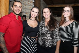 
<a style='margin-left: 5px;' class='btn btn-xs btn-social btn-facebook' href='https://www.facebook.com/sharer/sharer.php?u=https://galeramix.s01.web.getmuller.com.br/imagem/a23/800-800-90/conteudo/site_galerias/23/fernando-e-sorocaba-petry-galera-mix-34.jpg' rel='popup' data-width='500' data-height='400'><i class='fa fa-facebook'></i>Compartilhar <span class='hidden-xs'>no Facebook</span>
</a> 
<a class='btn btn-default btn-xs' target='_blank' href='imagem/a23/800-800-90/conteudo/site_galerias/23/fernando-e-sorocaba-petry-galera-mix-34.jpg'>
<span class='glyphicon glyphicon-cloud-download'></span> Salvar
</a>
