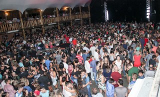 
<a style='margin-left: 5px;' class='btn btn-xs btn-social btn-facebook' href='https://www.facebook.com/sharer/sharer.php?u=https://galeramix.s01.web.getmuller.com.br/imagem/a23/800-800-90/conteudo/site_galerias/23/fernando-e-sorocaba-petry-galera-mix-52.jpg' rel='popup' data-width='500' data-height='400'><i class='fa fa-facebook'></i>Compartilhar <span class='hidden-xs'>no Facebook</span>
</a> 
<a class='btn btn-default btn-xs' target='_blank' href='imagem/a23/800-800-90/conteudo/site_galerias/23/fernando-e-sorocaba-petry-galera-mix-52.jpg'>
<span class='glyphicon glyphicon-cloud-download'></span> Salvar
</a>
