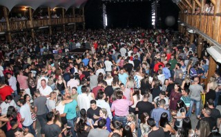 
<a style='margin-left: 5px;' class='btn btn-xs btn-social btn-facebook' href='https://www.facebook.com/sharer/sharer.php?u=https://galeramix.s01.web.getmuller.com.br/imagem/a23/800-800-90/conteudo/site_galerias/23/fernando-e-sorocaba-petry-galera-mix-58.jpg' rel='popup' data-width='500' data-height='400'><i class='fa fa-facebook'></i>Compartilhar <span class='hidden-xs'>no Facebook</span>
</a> 
<a class='btn btn-default btn-xs' target='_blank' href='imagem/a23/800-800-90/conteudo/site_galerias/23/fernando-e-sorocaba-petry-galera-mix-58.jpg'>
<span class='glyphicon glyphicon-cloud-download'></span> Salvar
</a>
