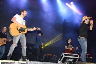 
<a style='margin-left: 5px;' class='btn btn-xs btn-social btn-facebook' href='https://www.facebook.com/sharer/sharer.php?u=https://galeramix.s01.web.getmuller.com.br/imagem/a23/800-800-90/conteudo/site_galerias/23/fernando-e-sorocaba-petry-galera-mix-6.jpg' rel='popup' data-width='500' data-height='400'><i class='fa fa-facebook'></i>Compartilhar <span class='hidden-xs'>no Facebook</span>
</a> 
<a class='btn btn-default btn-xs' target='_blank' href='imagem/a23/800-800-90/conteudo/site_galerias/23/fernando-e-sorocaba-petry-galera-mix-6.jpg'>
<span class='glyphicon glyphicon-cloud-download'></span> Salvar
</a>
