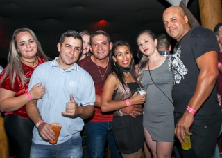 
<a style='margin-left: 5px;' class='btn btn-xs btn-social btn-facebook' href='https://www.facebook.com/sharer/sharer.php?u=https://galeramix.s01.web.getmuller.com.br/imagem/a23/800-800-90/conteudo/site_galerias/23/fernando-e-sorocaba-petry-galera-mix-98.jpg' rel='popup' data-width='500' data-height='400'><i class='fa fa-facebook'></i>Compartilhar <span class='hidden-xs'>no Facebook</span>
</a> 
<a class='btn btn-default btn-xs' target='_blank' href='imagem/a23/800-800-90/conteudo/site_galerias/23/fernando-e-sorocaba-petry-galera-mix-98.jpg'>
<span class='glyphicon glyphicon-cloud-download'></span> Salvar
</a>
