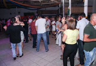 
<a style='margin-left: 5px;' class='btn btn-xs btn-social btn-facebook' href='https://www.facebook.com/sharer/sharer.php?u=https://galeramix.s01.web.getmuller.com.br/imagem/a24/800-800-90/conteudo/site_galerias/24/img3186.jpg' rel='popup' data-width='500' data-height='400'><i class='fa fa-facebook'></i>Compartilhar <span class='hidden-xs'>no Facebook</span>
</a> 
<a class='btn btn-default btn-xs' target='_blank' href='imagem/a24/800-800-90/conteudo/site_galerias/24/img3186.jpg'>
<span class='glyphicon glyphicon-cloud-download'></span> Salvar
</a>
