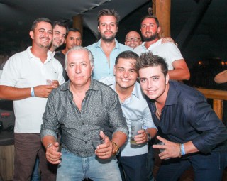 
<a style='margin-left: 5px;' class='btn btn-xs btn-social btn-facebook' href='https://www.facebook.com/sharer/sharer.php?u=https://galeramix.s01.web.getmuller.com.br/imagem/a3/800-800-90/conteudo/site_galerias/3/petry-galera-mix-mairara-e-maraisa-113.jpg' rel='popup' data-width='500' data-height='400'><i class='fa fa-facebook'></i>Compartilhar <span class='hidden-xs'>no Facebook</span>
</a> 
<a class='btn btn-default btn-xs' target='_blank' href='imagem/a3/800-800-90/conteudo/site_galerias/3/petry-galera-mix-mairara-e-maraisa-113.jpg'>
<span class='glyphicon glyphicon-cloud-download'></span> Salvar
</a>
