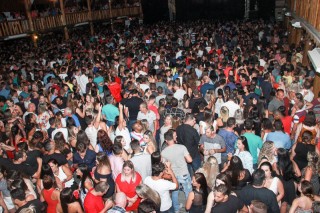 
<a style='margin-left: 5px;' class='btn btn-xs btn-social btn-facebook' href='https://www.facebook.com/sharer/sharer.php?u=https://galeramix.s01.web.getmuller.com.br/imagem/a3/800-800-90/conteudo/site_galerias/3/petry-galera-mix-mairara-e-maraisa-129.jpg' rel='popup' data-width='500' data-height='400'><i class='fa fa-facebook'></i>Compartilhar <span class='hidden-xs'>no Facebook</span>
</a> 
<a class='btn btn-default btn-xs' target='_blank' href='imagem/a3/800-800-90/conteudo/site_galerias/3/petry-galera-mix-mairara-e-maraisa-129.jpg'>
<span class='glyphicon glyphicon-cloud-download'></span> Salvar
</a>
