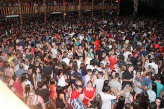 
<a style='margin-left: 5px;' class='btn btn-xs btn-social btn-facebook' href='https://www.facebook.com/sharer/sharer.php?u=https://galeramix.s01.web.getmuller.com.br/imagem/a3/800-800-90/conteudo/site_galerias/3/petry-galera-mix-mairara-e-maraisa-131.jpg' rel='popup' data-width='500' data-height='400'><i class='fa fa-facebook'></i>Compartilhar <span class='hidden-xs'>no Facebook</span>
</a> 
<a class='btn btn-default btn-xs' target='_blank' href='imagem/a3/800-800-90/conteudo/site_galerias/3/petry-galera-mix-mairara-e-maraisa-131.jpg'>
<span class='glyphicon glyphicon-cloud-download'></span> Salvar
</a>
