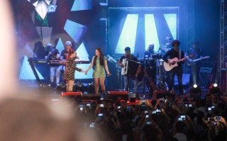 
<a style='margin-left: 5px;' class='btn btn-xs btn-social btn-facebook' href='https://www.facebook.com/sharer/sharer.php?u=https://galeramix.s01.web.getmuller.com.br/imagem/a3/800-800-90/conteudo/site_galerias/3/petry-galera-mix-mairara-e-maraisa-146.jpg' rel='popup' data-width='500' data-height='400'><i class='fa fa-facebook'></i>Compartilhar <span class='hidden-xs'>no Facebook</span>
</a> 
<a class='btn btn-default btn-xs' target='_blank' href='imagem/a3/800-800-90/conteudo/site_galerias/3/petry-galera-mix-mairara-e-maraisa-146.jpg'>
<span class='glyphicon glyphicon-cloud-download'></span> Salvar
</a>
