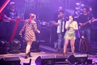 
<a style='margin-left: 5px;' class='btn btn-xs btn-social btn-facebook' href='https://www.facebook.com/sharer/sharer.php?u=https://galeramix.s01.web.getmuller.com.br/imagem/a3/800-800-90/conteudo/site_galerias/3/petry-galera-mix-mairara-e-maraisa-156.jpg' rel='popup' data-width='500' data-height='400'><i class='fa fa-facebook'></i>Compartilhar <span class='hidden-xs'>no Facebook</span>
</a> 
<a class='btn btn-default btn-xs' target='_blank' href='imagem/a3/800-800-90/conteudo/site_galerias/3/petry-galera-mix-mairara-e-maraisa-156.jpg'>
<span class='glyphicon glyphicon-cloud-download'></span> Salvar
</a>
