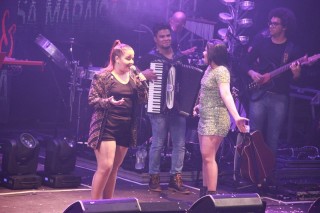 
<a style='margin-left: 5px;' class='btn btn-xs btn-social btn-facebook' href='https://www.facebook.com/sharer/sharer.php?u=https://galeramix.s01.web.getmuller.com.br/imagem/a3/800-800-90/conteudo/site_galerias/3/petry-galera-mix-mairara-e-maraisa-158.jpg' rel='popup' data-width='500' data-height='400'><i class='fa fa-facebook'></i>Compartilhar <span class='hidden-xs'>no Facebook</span>
</a> 
<a class='btn btn-default btn-xs' target='_blank' href='imagem/a3/800-800-90/conteudo/site_galerias/3/petry-galera-mix-mairara-e-maraisa-158.jpg'>
<span class='glyphicon glyphicon-cloud-download'></span> Salvar
</a>
