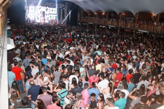 
<a style='margin-left: 5px;' class='btn btn-xs btn-social btn-facebook' href='https://www.facebook.com/sharer/sharer.php?u=https://galeramix.s01.web.getmuller.com.br/imagem/a3/800-800-90/conteudo/site_galerias/3/petry-galera-mix-mairara-e-maraisa-161.jpg' rel='popup' data-width='500' data-height='400'><i class='fa fa-facebook'></i>Compartilhar <span class='hidden-xs'>no Facebook</span>
</a> 
<a class='btn btn-default btn-xs' target='_blank' href='imagem/a3/800-800-90/conteudo/site_galerias/3/petry-galera-mix-mairara-e-maraisa-161.jpg'>
<span class='glyphicon glyphicon-cloud-download'></span> Salvar
</a>
