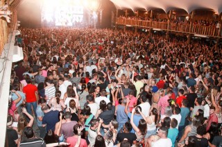 
<a style='margin-left: 5px;' class='btn btn-xs btn-social btn-facebook' href='https://www.facebook.com/sharer/sharer.php?u=https://galeramix.s01.web.getmuller.com.br/imagem/a3/800-800-90/conteudo/site_galerias/3/petry-galera-mix-mairara-e-maraisa-162.jpg' rel='popup' data-width='500' data-height='400'><i class='fa fa-facebook'></i>Compartilhar <span class='hidden-xs'>no Facebook</span>
</a> 
<a class='btn btn-default btn-xs' target='_blank' href='imagem/a3/800-800-90/conteudo/site_galerias/3/petry-galera-mix-mairara-e-maraisa-162.jpg'>
<span class='glyphicon glyphicon-cloud-download'></span> Salvar
</a>
