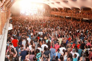 
<a style='margin-left: 5px;' class='btn btn-xs btn-social btn-facebook' href='https://www.facebook.com/sharer/sharer.php?u=https://galeramix.s01.web.getmuller.com.br/imagem/a3/800-800-90/conteudo/site_galerias/3/petry-galera-mix-mairara-e-maraisa-164.jpg' rel='popup' data-width='500' data-height='400'><i class='fa fa-facebook'></i>Compartilhar <span class='hidden-xs'>no Facebook</span>
</a> 
<a class='btn btn-default btn-xs' target='_blank' href='imagem/a3/800-800-90/conteudo/site_galerias/3/petry-galera-mix-mairara-e-maraisa-164.jpg'>
<span class='glyphicon glyphicon-cloud-download'></span> Salvar
</a>
