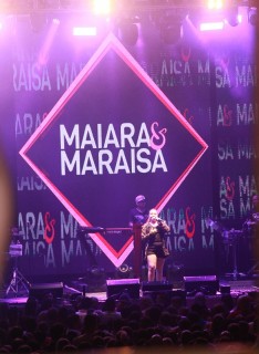 
<a style='margin-left: 5px;' class='btn btn-xs btn-social btn-facebook' href='https://www.facebook.com/sharer/sharer.php?u=https://galeramix.s01.web.getmuller.com.br/imagem/a3/800-800-90/conteudo/site_galerias/3/petry-galera-mix-mairara-e-maraisa-166.jpg' rel='popup' data-width='500' data-height='400'><i class='fa fa-facebook'></i>Compartilhar <span class='hidden-xs'>no Facebook</span>
</a> 
<a class='btn btn-default btn-xs' target='_blank' href='imagem/a3/800-800-90/conteudo/site_galerias/3/petry-galera-mix-mairara-e-maraisa-166.jpg'>
<span class='glyphicon glyphicon-cloud-download'></span> Salvar
</a>
