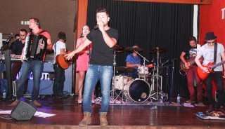 
<a style='margin-left: 5px;' class='btn btn-xs btn-social btn-facebook' href='https://www.facebook.com/sharer/sharer.php?u=https://galeramix.s01.web.getmuller.com.br/imagem/a3/800-800-90/conteudo/site_galerias/3/petry-galera-mix-mairara-e-maraisa-35.jpg' rel='popup' data-width='500' data-height='400'><i class='fa fa-facebook'></i>Compartilhar <span class='hidden-xs'>no Facebook</span>
</a> 
<a class='btn btn-default btn-xs' target='_blank' href='imagem/a3/800-800-90/conteudo/site_galerias/3/petry-galera-mix-mairara-e-maraisa-35.jpg'>
<span class='glyphicon glyphicon-cloud-download'></span> Salvar
</a>
