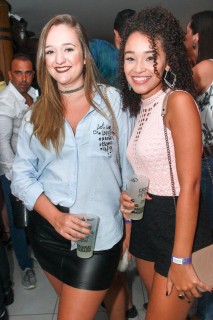 
<a style='margin-left: 5px;' class='btn btn-xs btn-social btn-facebook' href='https://www.facebook.com/sharer/sharer.php?u=https://galeramix.s01.web.getmuller.com.br/imagem/a3/800-800-90/conteudo/site_galerias/3/petry-galera-mix-mairara-e-maraisa-70.jpg' rel='popup' data-width='500' data-height='400'><i class='fa fa-facebook'></i>Compartilhar <span class='hidden-xs'>no Facebook</span>
</a> 
<a class='btn btn-default btn-xs' target='_blank' href='imagem/a3/800-800-90/conteudo/site_galerias/3/petry-galera-mix-mairara-e-maraisa-70.jpg'>
<span class='glyphicon glyphicon-cloud-download'></span> Salvar
</a>
