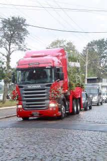 
                                <a style='margin-left: 5px;' class='btn btn-xs btn-social btn-facebook' href='https://www.facebook.com/sharer/sharer.php?u=https://galeramix.s01.web.getmuller.com.br/imagem/a33/800-800-90/conteudo/site_galerias/33/caminhoneiro-10.jpg' rel='popup' data-width='500' data-height='400'><i class='fa fa-facebook'></i>Compartilhar <span class='hidden-xs'>no Facebook</span>
                            </a> 
                            <a class='btn btn-default btn-xs' target='_blank' href='imagem/a33/800-800-90/conteudo/site_galerias/33/caminhoneiro-10.jpg'>
                                <span class='glyphicon glyphicon-cloud-download'></span> Salvar
                            </a>
                            