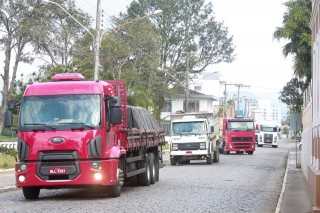 
                            <a style='margin-left: 5px;' class='btn btn-xs btn-social btn-facebook' href='https://www.facebook.com/sharer/sharer.php?u=https://galeramix.s01.web.getmuller.com.br/imagem/a33/800-800-90/conteudo/site_galerias/33/caminhoneiro-100.jpg' rel='popup' data-width='500' data-height='400'><i class='fa fa-facebook'></i>Compartilhar <span class='hidden-xs'>no Facebook</span>
                        </a> 
                        <a class='btn btn-default btn-xs' target='_blank' href='imagem/a33/800-800-90/conteudo/site_galerias/33/caminhoneiro-100.jpg'>
                            <span class='glyphicon glyphicon-cloud-download'></span> Salvar
                        </a>
                        