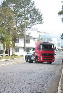 
                        <a style='margin-left: 5px;' class='btn btn-xs btn-social btn-facebook' href='https://www.facebook.com/sharer/sharer.php?u=https://galeramix.s01.web.getmuller.com.br/imagem/a33/800-800-90/conteudo/site_galerias/33/caminhoneiro-101.jpg' rel='popup' data-width='500' data-height='400'><i class='fa fa-facebook'></i>Compartilhar <span class='hidden-xs'>no Facebook</span>
                    </a> 
                    <a class='btn btn-default btn-xs' target='_blank' href='imagem/a33/800-800-90/conteudo/site_galerias/33/caminhoneiro-101.jpg'>
                        <span class='glyphicon glyphicon-cloud-download'></span> Salvar
                    </a>
                    