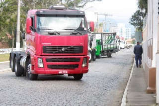 
                    <a style='margin-left: 5px;' class='btn btn-xs btn-social btn-facebook' href='https://www.facebook.com/sharer/sharer.php?u=https://galeramix.s01.web.getmuller.com.br/imagem/a33/800-800-90/conteudo/site_galerias/33/caminhoneiro-102.jpg' rel='popup' data-width='500' data-height='400'><i class='fa fa-facebook'></i>Compartilhar <span class='hidden-xs'>no Facebook</span>
                </a> 
                <a class='btn btn-default btn-xs' target='_blank' href='imagem/a33/800-800-90/conteudo/site_galerias/33/caminhoneiro-102.jpg'>
                    <span class='glyphicon glyphicon-cloud-download'></span> Salvar
                </a>
                