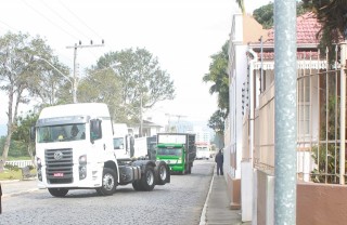 
            <a style='margin-left: 5px;' class='btn btn-xs btn-social btn-facebook' href='https://www.facebook.com/sharer/sharer.php?u=https://galeramix.s01.web.getmuller.com.br/imagem/a33/800-800-90/conteudo/site_galerias/33/caminhoneiro-104.jpg' rel='popup' data-width='500' data-height='400'><i class='fa fa-facebook'></i>Compartilhar <span class='hidden-xs'>no Facebook</span>
        </a> 
        <a class='btn btn-default btn-xs' target='_blank' href='imagem/a33/800-800-90/conteudo/site_galerias/33/caminhoneiro-104.jpg'>
            <span class='glyphicon glyphicon-cloud-download'></span> Salvar
        </a>
        