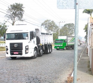 
        <a style='margin-left: 5px;' class='btn btn-xs btn-social btn-facebook' href='https://www.facebook.com/sharer/sharer.php?u=https://galeramix.s01.web.getmuller.com.br/imagem/a33/800-800-90/conteudo/site_galerias/33/caminhoneiro-105.jpg' rel='popup' data-width='500' data-height='400'><i class='fa fa-facebook'></i>Compartilhar <span class='hidden-xs'>no Facebook</span>
    </a> 
    <a class='btn btn-default btn-xs' target='_blank' href='imagem/a33/800-800-90/conteudo/site_galerias/33/caminhoneiro-105.jpg'>
        <span class='glyphicon glyphicon-cloud-download'></span> Salvar
    </a>
    