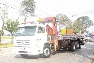 
<a style='margin-left: 5px;' class='btn btn-xs btn-social btn-facebook' href='https://www.facebook.com/sharer/sharer.php?u=https://galeramix.s01.web.getmuller.com.br/imagem/a33/800-800-90/conteudo/site_galerias/33/caminhoneiro-108.jpg' rel='popup' data-width='500' data-height='400'><i class='fa fa-facebook'></i>Compartilhar <span class='hidden-xs'>no Facebook</span>
</a> 
<a class='btn btn-default btn-xs' target='_blank' href='imagem/a33/800-800-90/conteudo/site_galerias/33/caminhoneiro-108.jpg'>
<span class='glyphicon glyphicon-cloud-download'></span> Salvar
</a>
