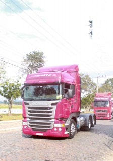 
<a style='margin-left: 5px;' class='btn btn-xs btn-social btn-facebook' href='https://www.facebook.com/sharer/sharer.php?u=https://galeramix.s01.web.getmuller.com.br/imagem/a33/800-800-90/conteudo/site_galerias/33/caminhoneiro-111.jpg' rel='popup' data-width='500' data-height='400'><i class='fa fa-facebook'></i>Compartilhar <span class='hidden-xs'>no Facebook</span>
</a> 
<a class='btn btn-default btn-xs' target='_blank' href='imagem/a33/800-800-90/conteudo/site_galerias/33/caminhoneiro-111.jpg'>
<span class='glyphicon glyphicon-cloud-download'></span> Salvar
</a>
