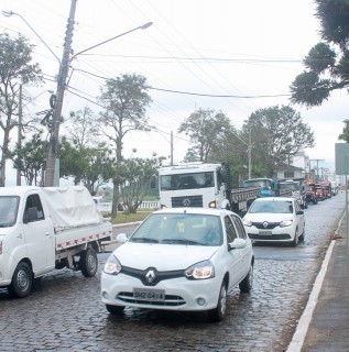 
<a style='margin-left: 5px;' class='btn btn-xs btn-social btn-facebook' href='https://www.facebook.com/sharer/sharer.php?u=https://galeramix.s01.web.getmuller.com.br/imagem/a33/800-800-90/conteudo/site_galerias/33/caminhoneiro-14.jpg' rel='popup' data-width='500' data-height='400'><i class='fa fa-facebook'></i>Compartilhar <span class='hidden-xs'>no Facebook</span>
</a> 
<a class='btn btn-default btn-xs' target='_blank' href='imagem/a33/800-800-90/conteudo/site_galerias/33/caminhoneiro-14.jpg'>
<span class='glyphicon glyphicon-cloud-download'></span> Salvar
</a>
