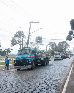 
<a style='margin-left: 5px;' class='btn btn-xs btn-social btn-facebook' href='https://www.facebook.com/sharer/sharer.php?u=https://galeramix.s01.web.getmuller.com.br/imagem/a33/800-800-90/conteudo/site_galerias/33/caminhoneiro-15.jpg' rel='popup' data-width='500' data-height='400'><i class='fa fa-facebook'></i>Compartilhar <span class='hidden-xs'>no Facebook</span>
</a> 
<a class='btn btn-default btn-xs' target='_blank' href='imagem/a33/800-800-90/conteudo/site_galerias/33/caminhoneiro-15.jpg'>
<span class='glyphicon glyphicon-cloud-download'></span> Salvar
</a>
