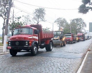 
<a style='margin-left: 5px;' class='btn btn-xs btn-social btn-facebook' href='https://www.facebook.com/sharer/sharer.php?u=https://galeramix.s01.web.getmuller.com.br/imagem/a33/800-800-90/conteudo/site_galerias/33/caminhoneiro-17.jpg' rel='popup' data-width='500' data-height='400'><i class='fa fa-facebook'></i>Compartilhar <span class='hidden-xs'>no Facebook</span>
</a> 
<a class='btn btn-default btn-xs' target='_blank' href='imagem/a33/800-800-90/conteudo/site_galerias/33/caminhoneiro-17.jpg'>
<span class='glyphicon glyphicon-cloud-download'></span> Salvar
</a>
