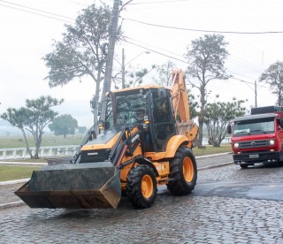 
<a style='margin-left: 5px;' class='btn btn-xs btn-social btn-facebook' href='https://www.facebook.com/sharer/sharer.php?u=https://galeramix.s01.web.getmuller.com.br/imagem/a33/800-800-90/conteudo/site_galerias/33/caminhoneiro-18.jpg' rel='popup' data-width='500' data-height='400'><i class='fa fa-facebook'></i>Compartilhar <span class='hidden-xs'>no Facebook</span>
</a> 
<a class='btn btn-default btn-xs' target='_blank' href='imagem/a33/800-800-90/conteudo/site_galerias/33/caminhoneiro-18.jpg'>
<span class='glyphicon glyphicon-cloud-download'></span> Salvar
</a>
