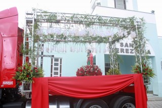 
<a style='margin-left: 5px;' class='btn btn-xs btn-social btn-facebook' href='https://www.facebook.com/sharer/sharer.php?u=https://galeramix.s01.web.getmuller.com.br/imagem/a33/800-800-90/conteudo/site_galerias/33/caminhoneiro-1_1.jpg' rel='popup' data-width='500' data-height='400'><i class='fa fa-facebook'></i>Compartilhar <span class='hidden-xs'>no Facebook</span>
</a> 
<a class='btn btn-default btn-xs' target='_blank' href='imagem/a33/800-800-90/conteudo/site_galerias/33/caminhoneiro-1_1.jpg'>
<span class='glyphicon glyphicon-cloud-download'></span> Salvar
</a>
